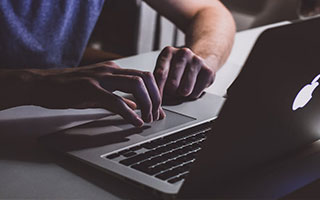 意甲媒体透露：米兰周末对阵尤文图斯的比赛，前锋莱奥非常渴望重返赛场，贡献力量